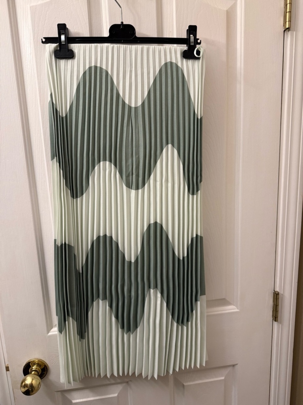Marimekko Pleated Wave-Pattern Midi Skirt in Sage and White - Picture 6 of 9